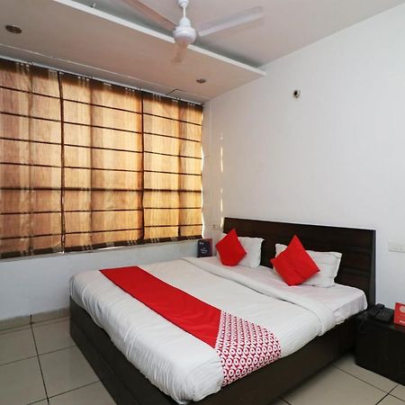 Oyo 22677 Hotel Mehfil Rājpura Eksteriør bilde