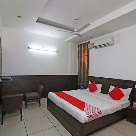 Oyo 22677 Hotel Mehfil Rājpura Eksteriør bilde