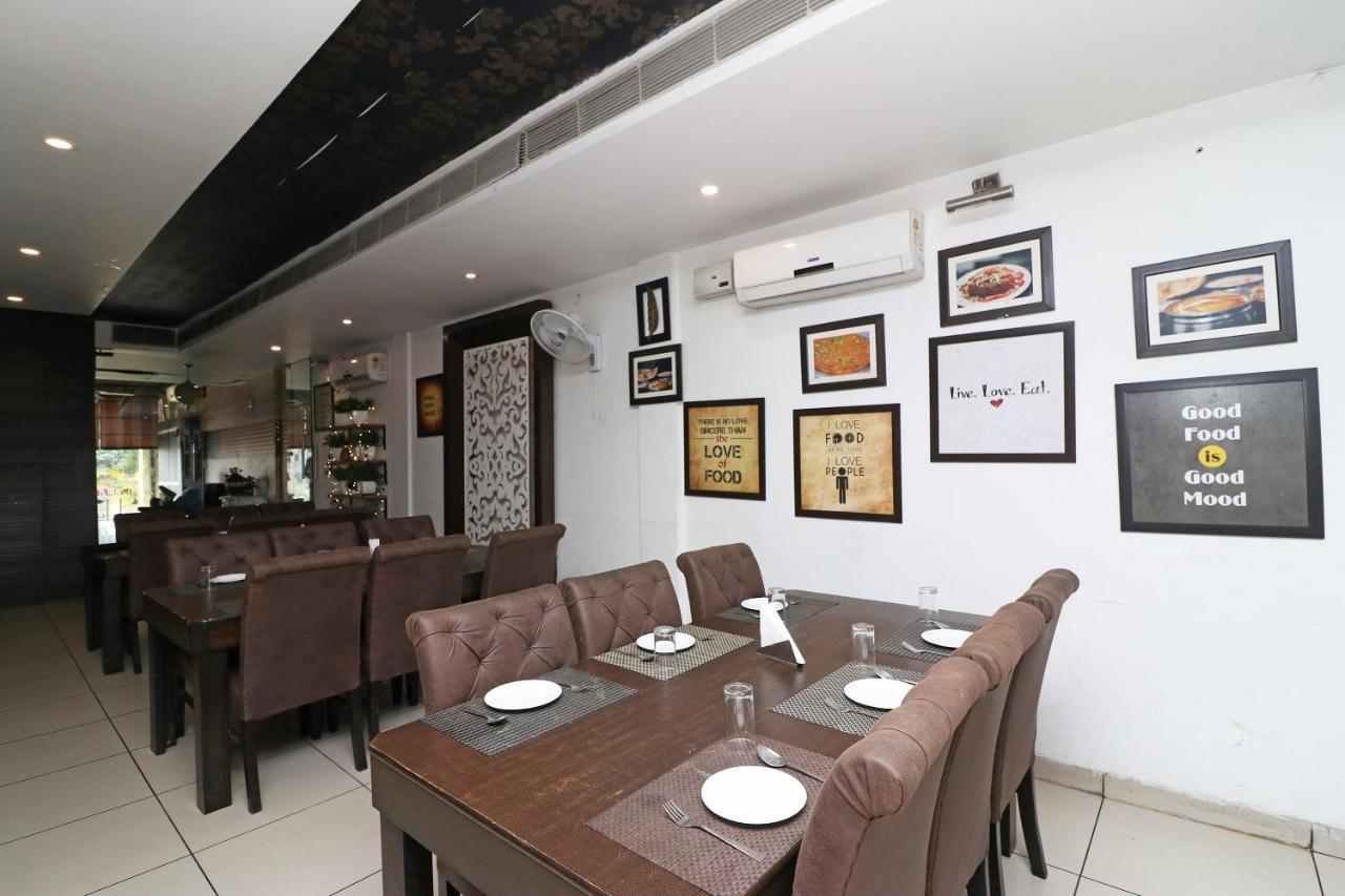 Oyo 22677 Hotel Mehfil Rājpura Eksteriør bilde