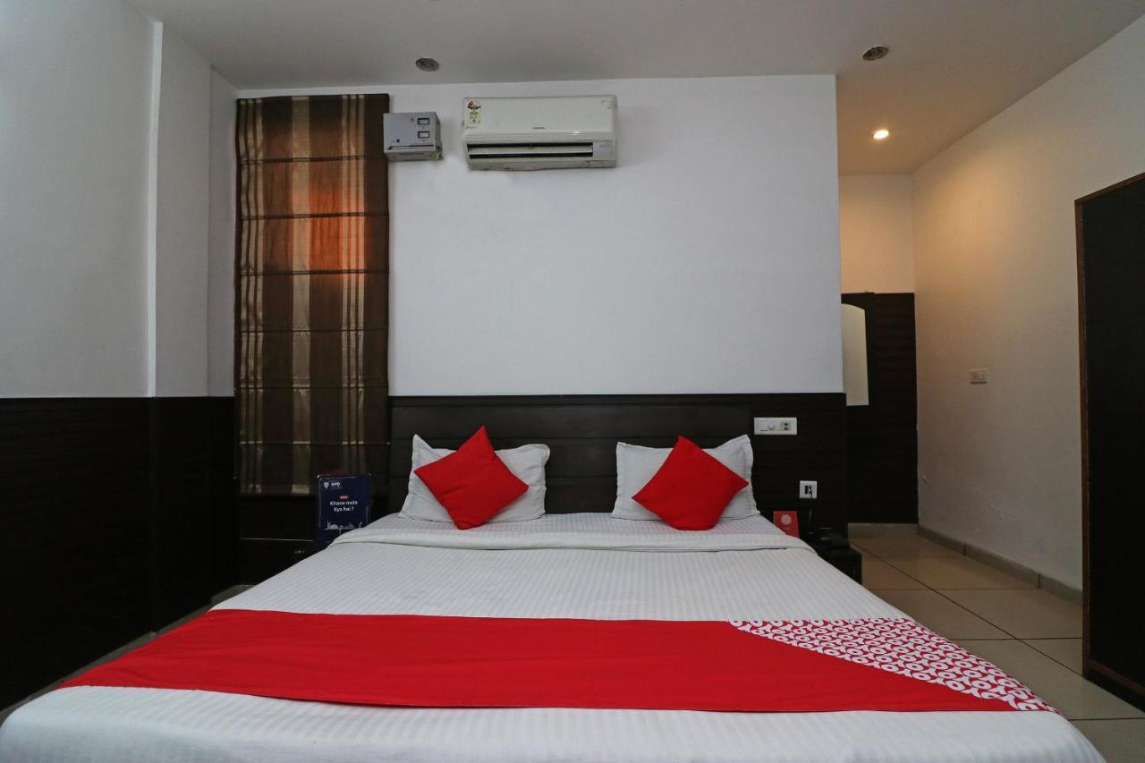 Oyo 22677 Hotel Mehfil Rājpura Eksteriør bilde