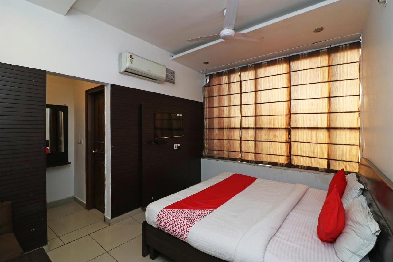 Oyo 22677 Hotel Mehfil Rājpura Eksteriør bilde