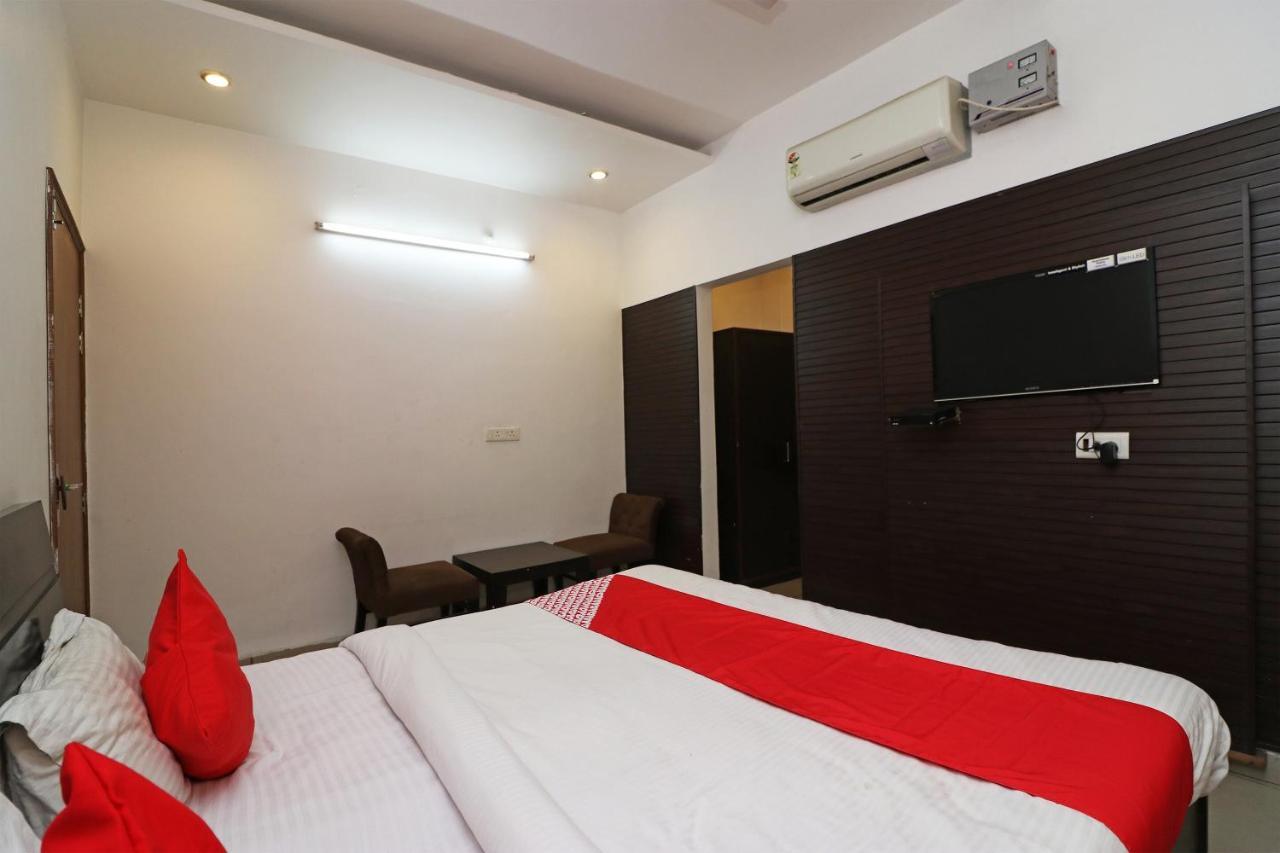 Oyo 22677 Hotel Mehfil Rājpura Eksteriør bilde